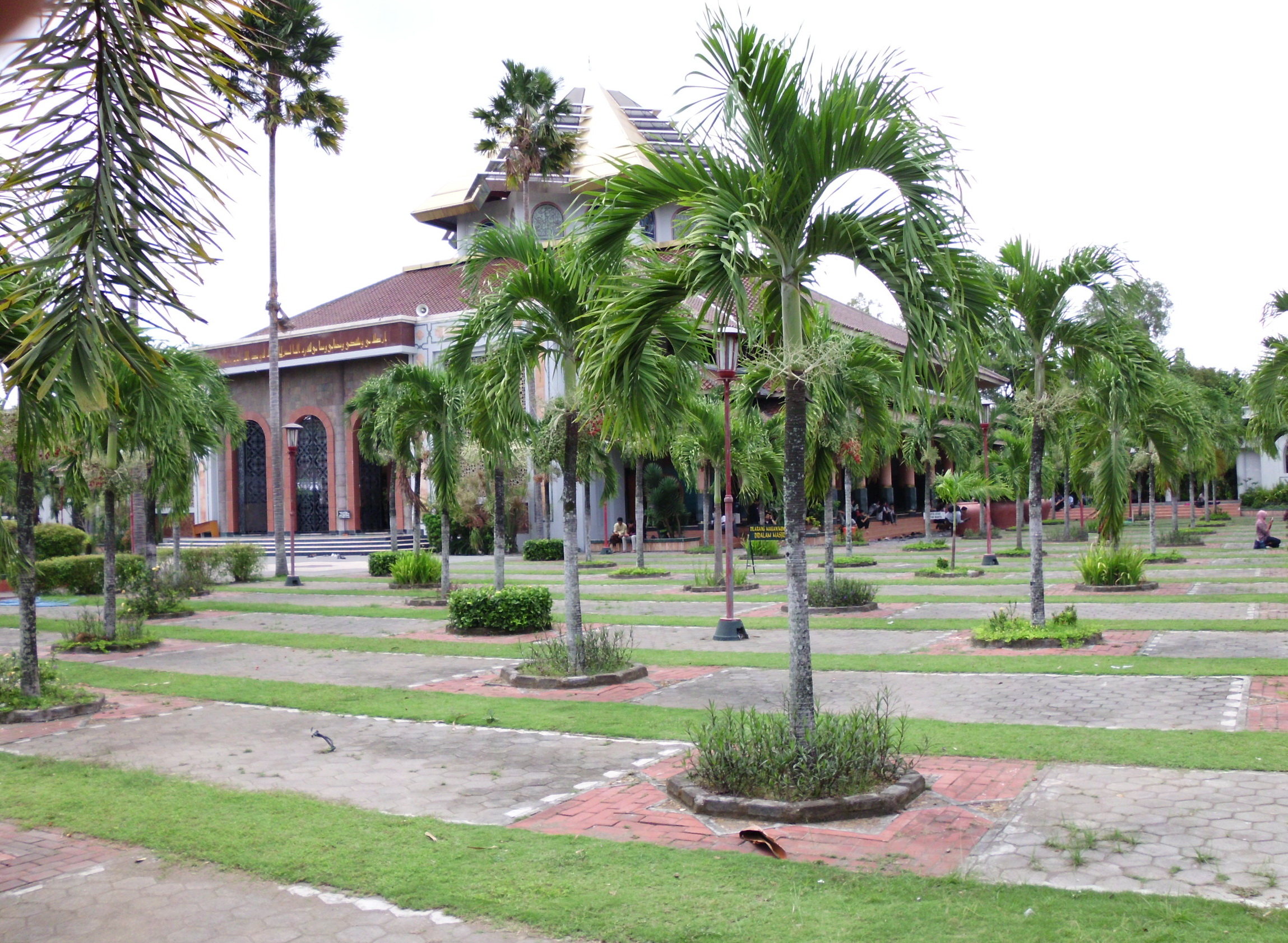 halaman masjid kampus ugm